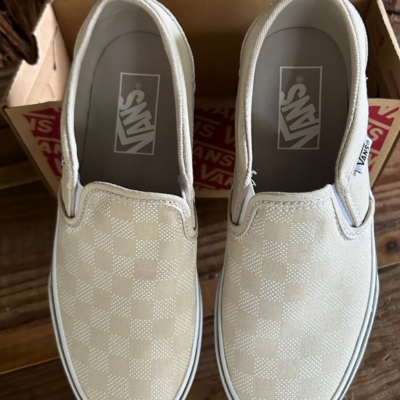 VANS WMN's Checkerboard Dot Shoes! - Picture 3 of 6